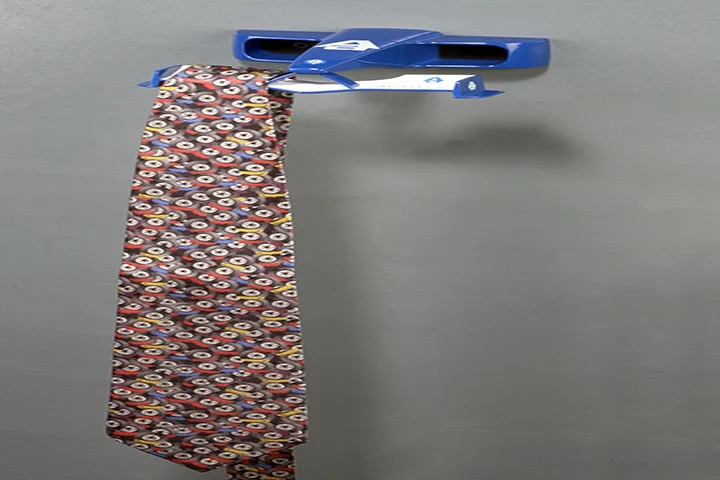 45562 FORMULA NOSE CLOTHES HANGER (BLUE)