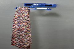 45562 FORMULA NOSE CLOTHES HANGER (BLUE)