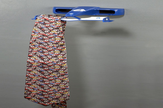 45562 FORMULA NOSE CLOTHES HANGER (BLUE)