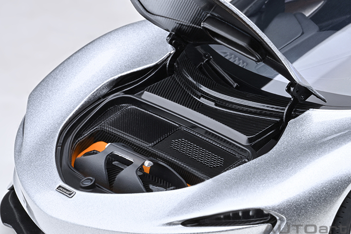 76090 1/18 McLAREN SPEEDTAIL (SUPERNOVA SILVER)