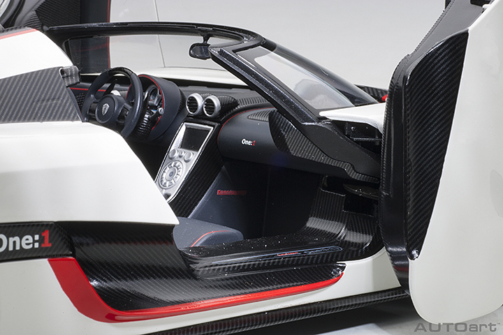 79016 1/18 KOENIGSEGG ONE : 1 (PEBBLE WHITE/CARBON BLACK /RED ACCENTS)