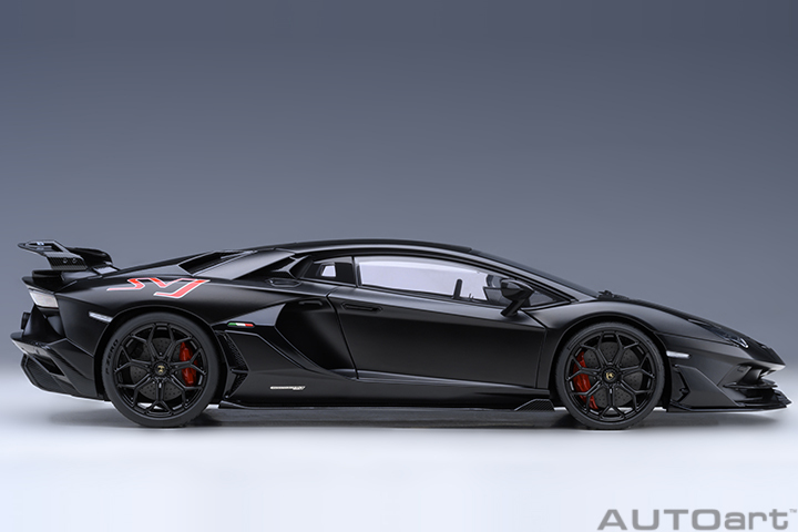 79219 1/18 LAMBORGHINI AVENTADOR SVJ (NERO NEMESIS/MATT BLACK)