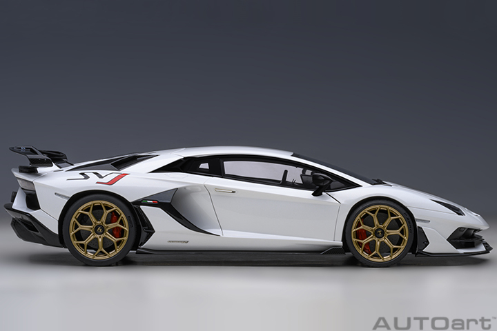 79217 1/18 LAMBORGHINI AVENTADOR SVJ (BIANCO ASOPO/PEARL WHITE)