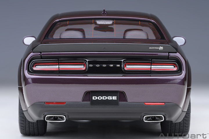 71771 1/18 DODGE CHALLENGER R/T SCAT PACK WIDEBODY 2022 (HELLRAISIN)