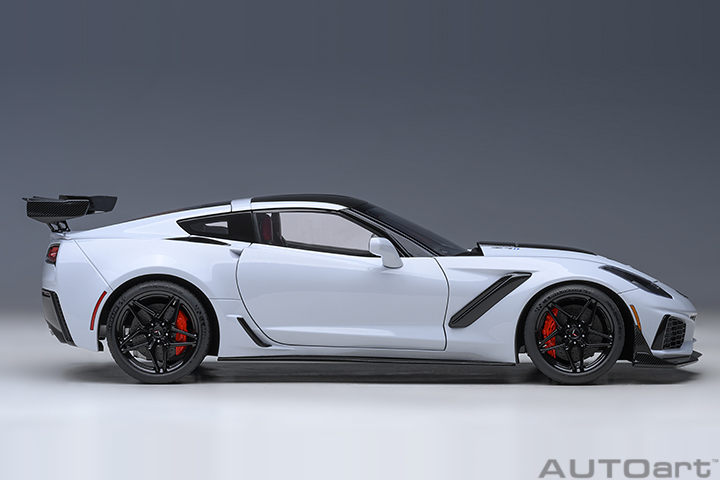 71277 1/18 CHEVROLET CORVETTE C7 ZR1 (CERAMIC MATRIX GREY METALLIC)