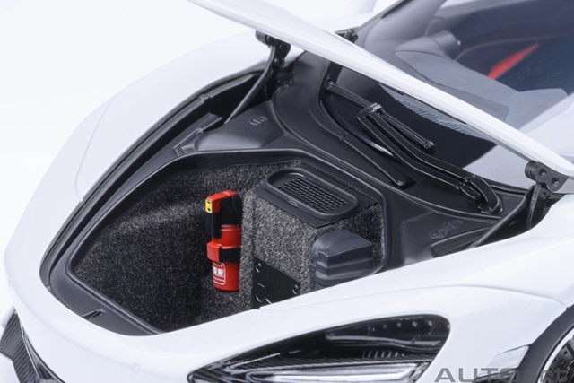 76069 1/18 McLAREN 720S (SILICA WHITE)