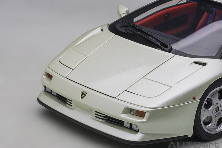 79141 1/18 LAMBORGHINI DIABLO SE30 JOTA (BALLON WHITE/PEARL WHITE)