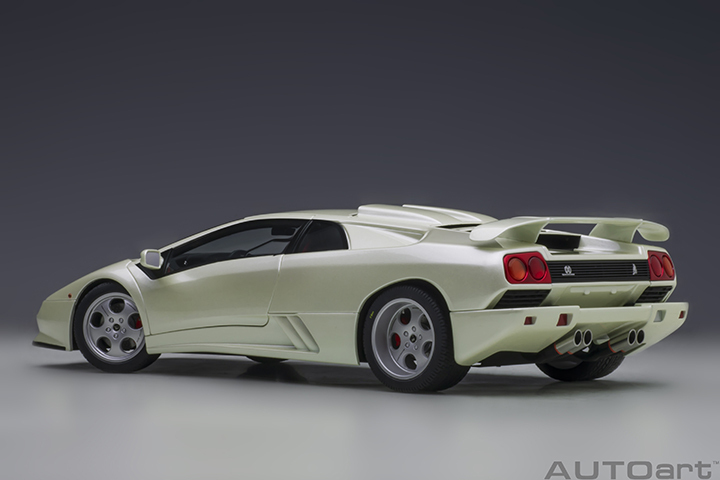 79141 1/18 LAMBORGHINI DIABLO SE30 JOTA (BALLON WHITE/PEARL WHITE)