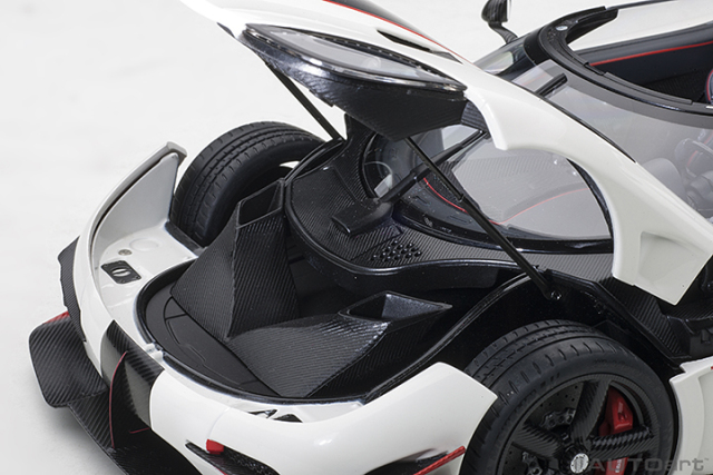 79016 1/18 KOENIGSEGG ONE : 1 (PEBBLE WHITE/CARBON BLACK /RED ACCENTS)