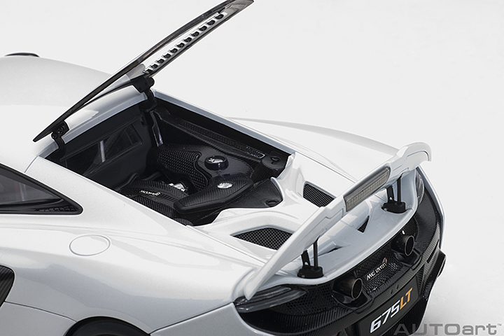 76046 1/18 McLAREN 675LT (SILICA WHITE)