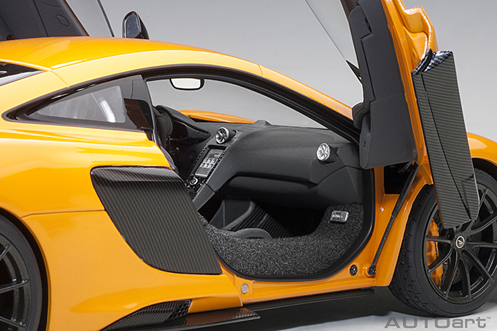 76048 1/18 McLAREN 675LT (McLAREN ORANGE)