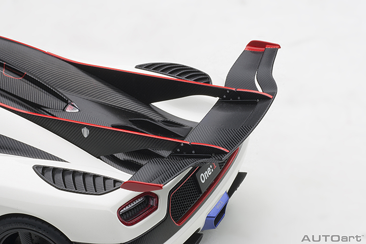 79016 1/18 KOENIGSEGG ONE : 1 (PEBBLE WHITE/CARBON BLACK /RED ACCENTS)