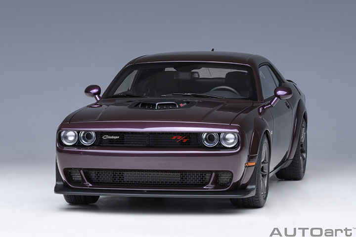 71771 1/18 DODGE CHALLENGER R/T SCAT PACK WIDEBODY 2022 (HELLRAISIN)