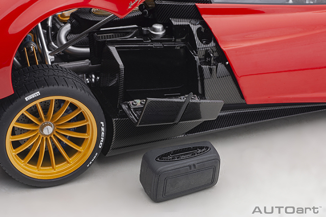 78287 1/18 PAGANI HUAYRA ROADSTER (ROSSO MONZA/RED)
