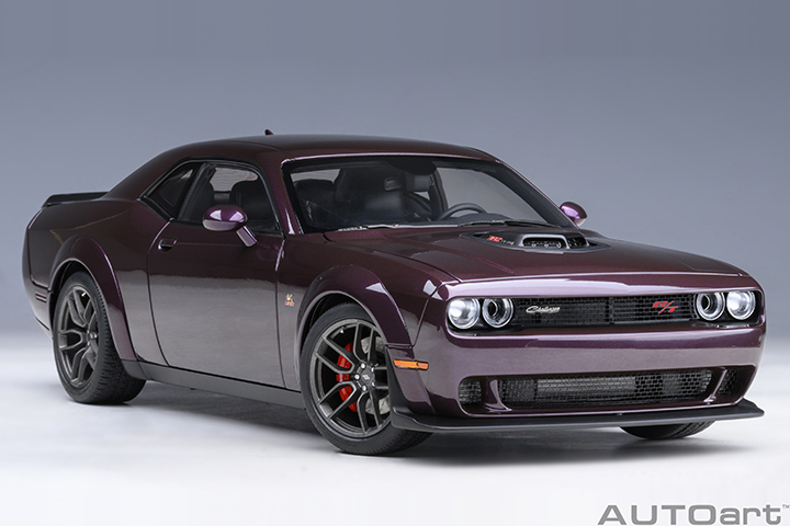 71771 1/18 DODGE CHALLENGER R/T SCAT PACK WIDEBODY 2022 (HELLRAISIN)