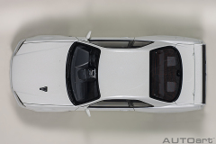 77406 1/18 NISSAN SKYLINE GT-R (R34) V-SPEC II (WHITE PEARL)