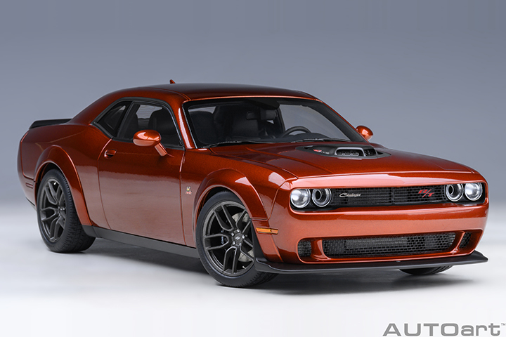 71773 1/18 DODGE CHALLENGER R/T SCAT PACK WIDEBODY 2022 (SINAMON STICK)