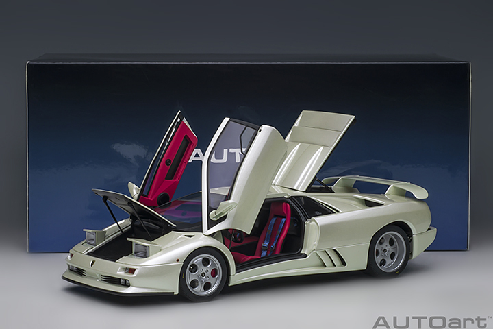 79141 1/18 LAMBORGHINI DIABLO SE30 JOTA (BALLON WHITE/PEARL WHITE)