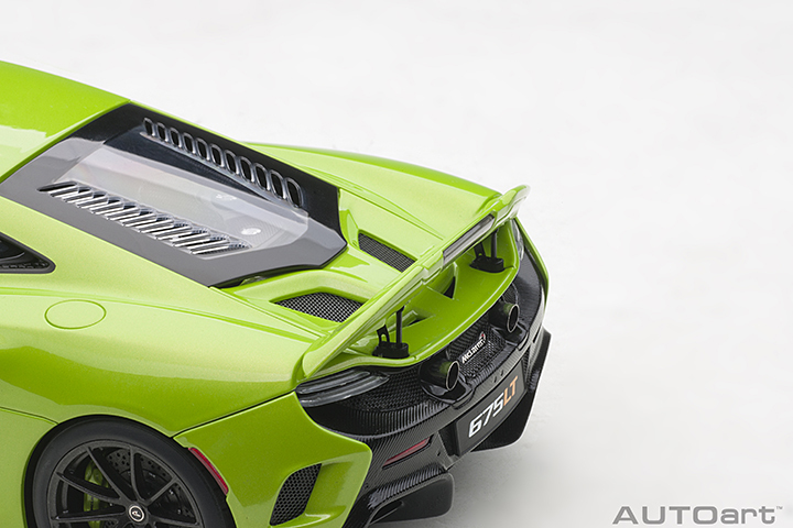 76049 1/18 McLAREN 675LT (NAPIER GREEN)