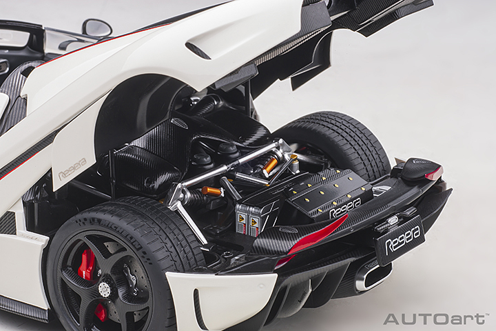 79027 1/18 KOENIGSEGG REGERA (WHITE/BLACK CARBON/RED ACCENTS)