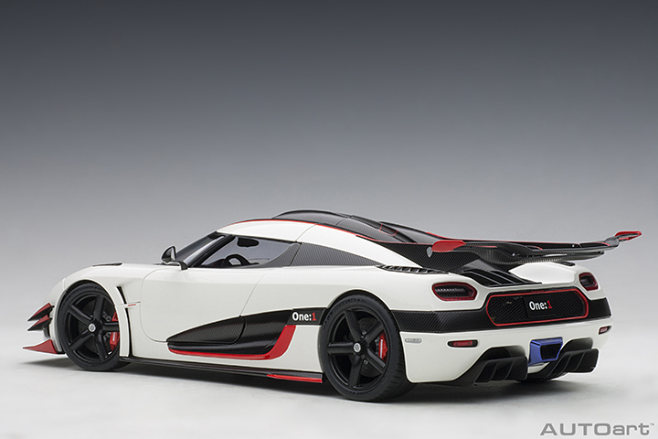 79016 1/18 KOENIGSEGG ONE : 1 (PEBBLE WHITE/CARBON BLACK /RED ACCENTS)