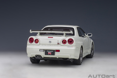 77406 1/18 NISSAN SKYLINE GT-R (R34) V-SPEC II (WHITE PEARL)