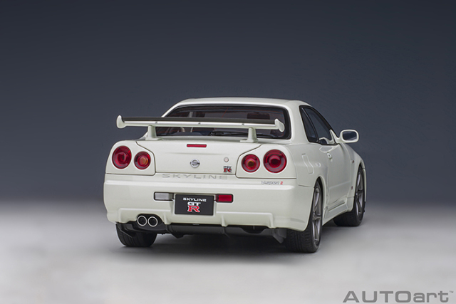 77406 1/18 NISSAN SKYLINE GT-R (R34) V-SPEC II (WHITE PEARL)