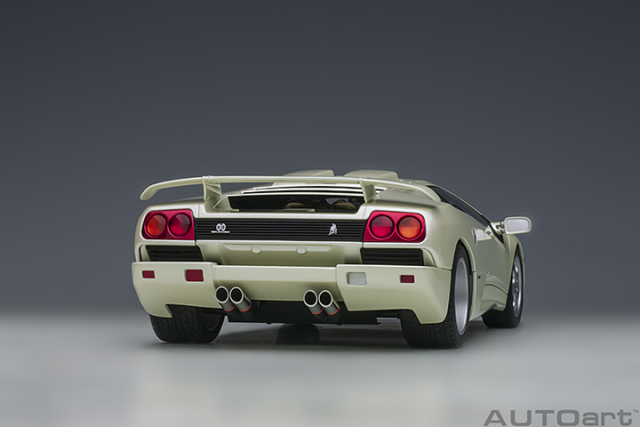 79141 1/18 LAMBORGHINI DIABLO SE30 JOTA (BALLON WHITE/PEARL WHITE)