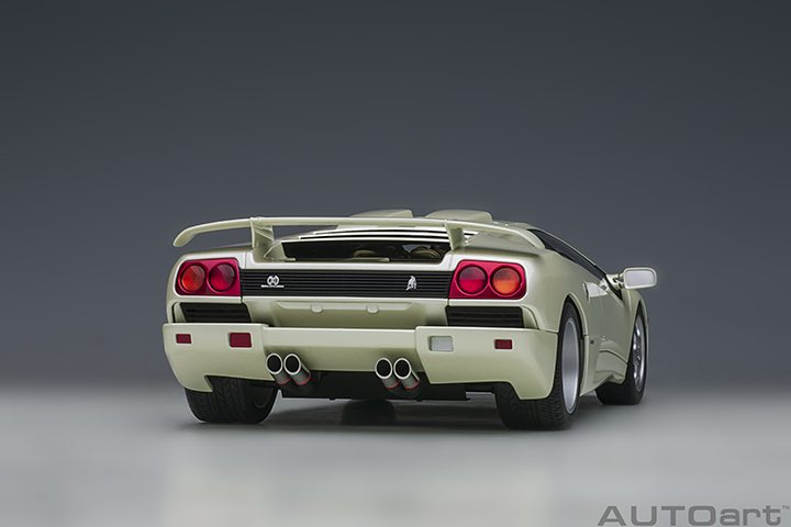 79141 1/18 LAMBORGHINI DIABLO SE30 JOTA (BALLON WHITE/PEARL WHITE)