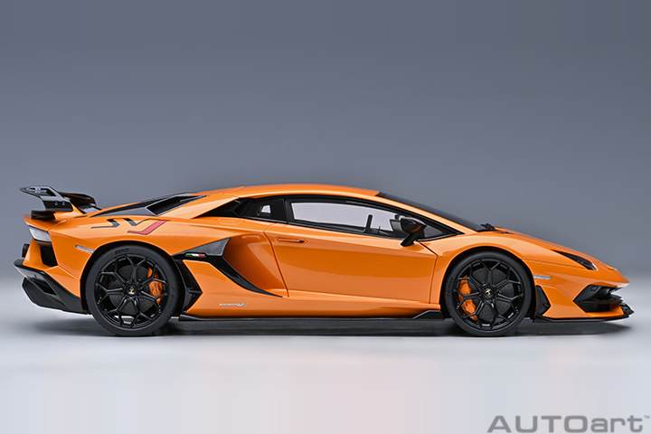 79218 1/18 LAMBORGHINI AVENTADOR SVJ (ARANCIO ATLAS/PEARL ORANGE)