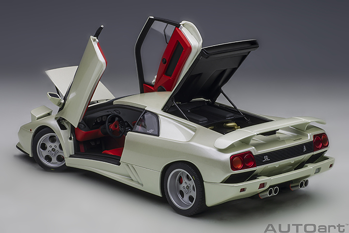 79141 1/18 LAMBORGHINI DIABLO SE30 JOTA (BALLON WHITE/PEARL WHITE)