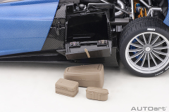 78286 1/18 PAGANI HUAYRA ROADSTER (BLU TRICOLORE CARBON FIBER)