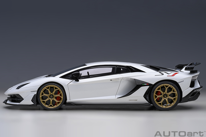 79217 1/18 LAMBORGHINI AVENTADOR SVJ (BIANCO ASOPO/PEARL WHITE)