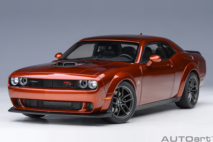 71773 1/18 DODGE CHALLENGER R/T SCAT PACK WIDEBODY 2022 (SINAMON STICK)