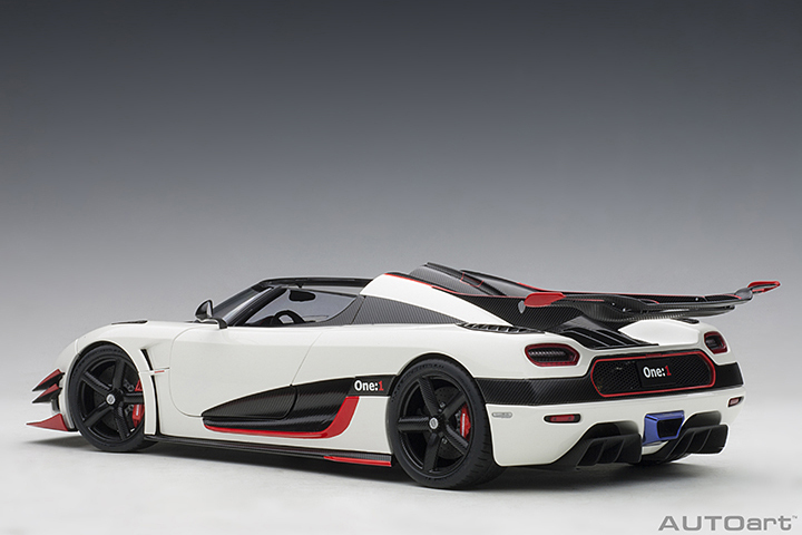 79016 1/18 KOENIGSEGG ONE : 1 (PEBBLE WHITE/CARBON BLACK /RED ACCENTS)