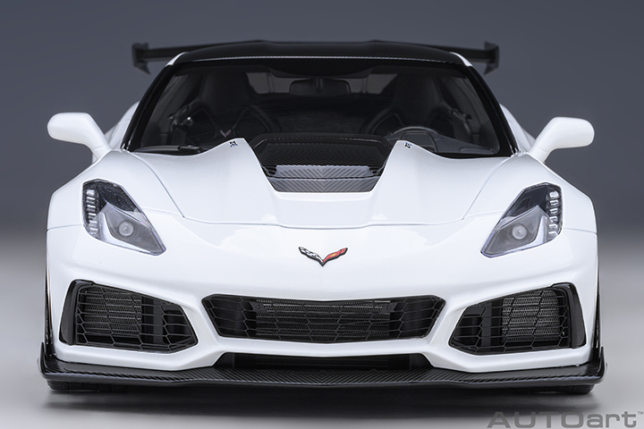 71270 1/18 CHEVROLET CORVETTE C7 ZR1 (ARCTIC WHITE)