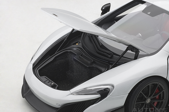 76046 1/18 McLAREN 675LT (SILICA WHITE)