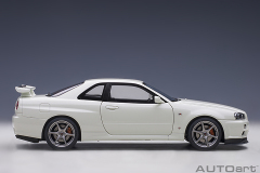 77406 1/18 NISSAN SKYLINE GT-R (R34) V-SPEC II (WHITE PEARL)