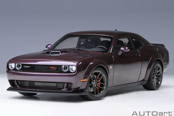 71771 1/18 DODGE CHALLENGER R/T SCAT PACK WIDEBODY 2022 (HELLRAISIN)