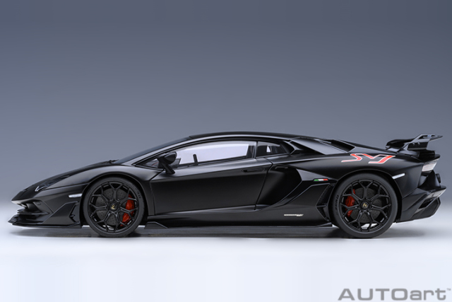 79219 1/18 LAMBORGHINI AVENTADOR SVJ (NERO NEMESIS/MATT BLACK)