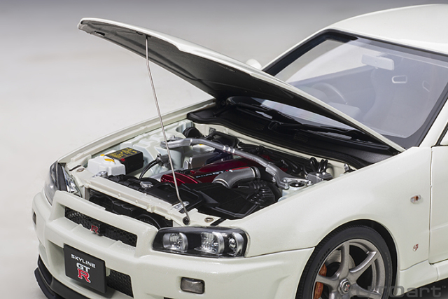 77406 1/18 NISSAN SKYLINE GT-R (R34) V-SPEC II (WHITE PEARL)