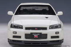 77406 1/18 NISSAN SKYLINE GT-R (R34) V-SPEC II (WHITE PEARL)