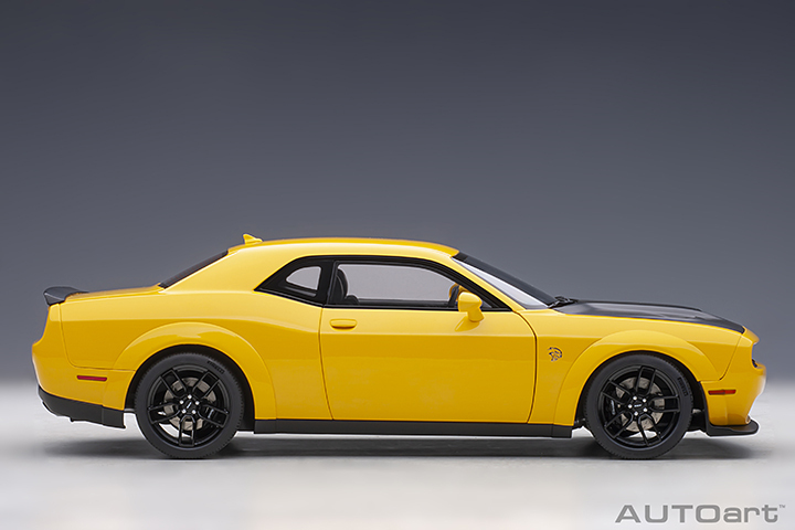 71737 1/18 DODGE CHALLENGER SRT HELLCAT WIDEBODY 2018 (YELLOW JACKET/SATIN BLACK PAINTED HOOD)