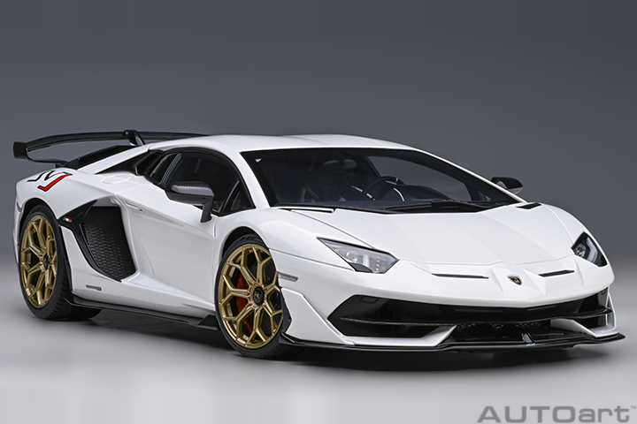 79217 1/18 LAMBORGHINI AVENTADOR SVJ (BIANCO ASOPO/PEARL WHITE)