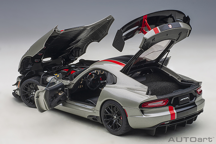 71733 1/18 DODGE VIPER ACR 2017 (BILLET SILVER METALLIC W/ BLACK STRIPES)