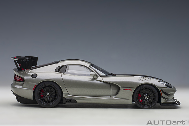 71733 1/18 DODGE VIPER ACR 2017 (BILLET SILVER METALLIC W/ BLACK STRIPES)