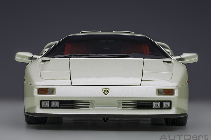 79141 1/18 LAMBORGHINI DIABLO SE30 JOTA (BALLON WHITE/PEARL WHITE)