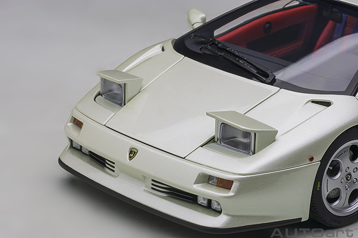 79141 1/18 LAMBORGHINI DIABLO SE30 JOTA (BALLON WHITE/PEARL WHITE)