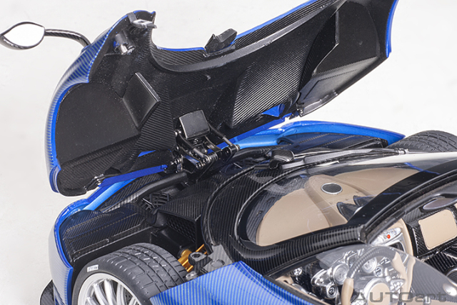 78286 1/18 PAGANI HUAYRA ROADSTER (BLU TRICOLORE CARBON FIBER)