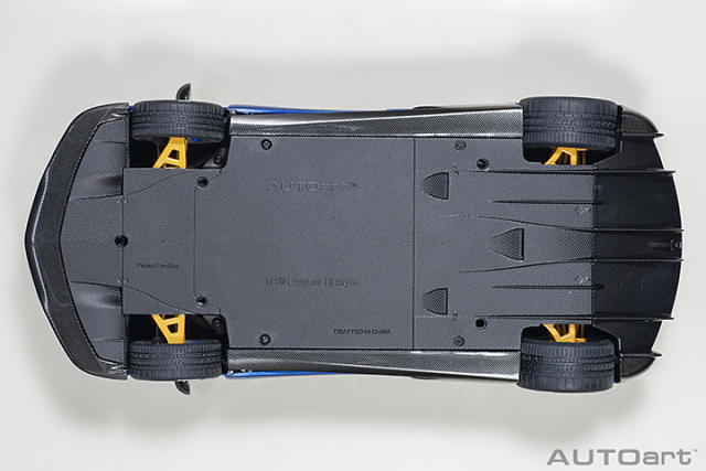 78286 1/18 PAGANI HUAYRA ROADSTER (BLU TRICOLORE CARBON FIBER)